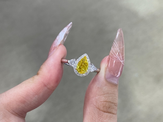 1.03ct Fancy Vivid Yellow Lab สร้างแหวนเพชรทองคำขาว 18k