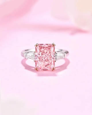 18k สีทองคําขาว สินทรเทียม แหวนเพชร ขนาดใหญ่ 4.31ct สีชมพูหรู แดมอนด์ตัด