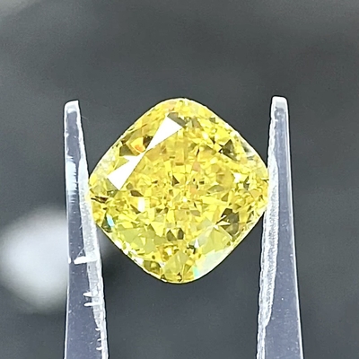 0.55ct ห้องปฏิบัติการ สร้างสีเหลือง เพชรสี่เหลี่ยม รูปแบบหมอน สวย สีเหลืองสดใส IGI รับรอง