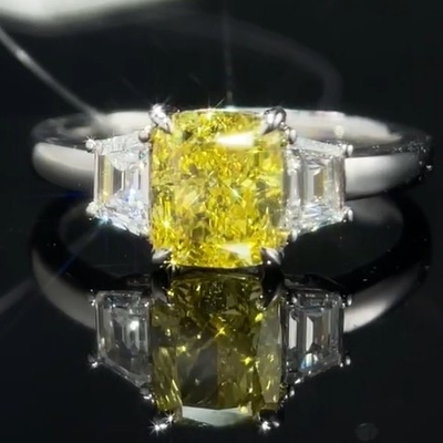 1.22ct แหวนเพชรจากห้องปฏิบัติการ กับเพชรสีเหลือง สไตล์สามหิน