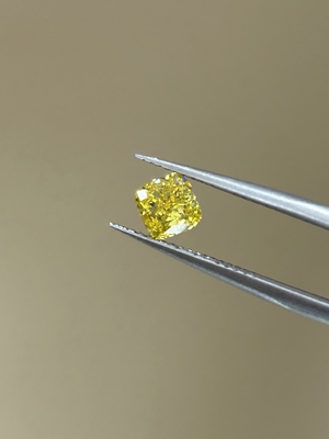 เพชรแล็บที่ปลูกขึ้น Cushion IGI Certified Diamonds เพชรเหลืองที่สร้างขึ้นในห้องปฏิบัติการ HPHT